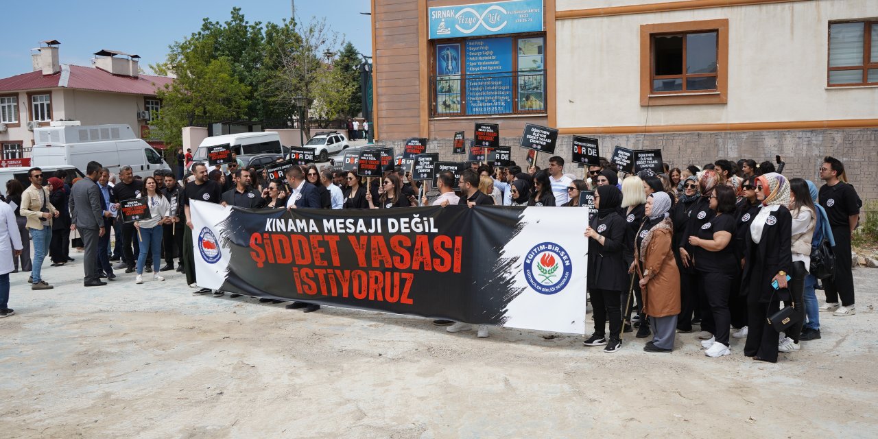 Şırnak’ta öğretmenlerden siyah elbiseli protesto