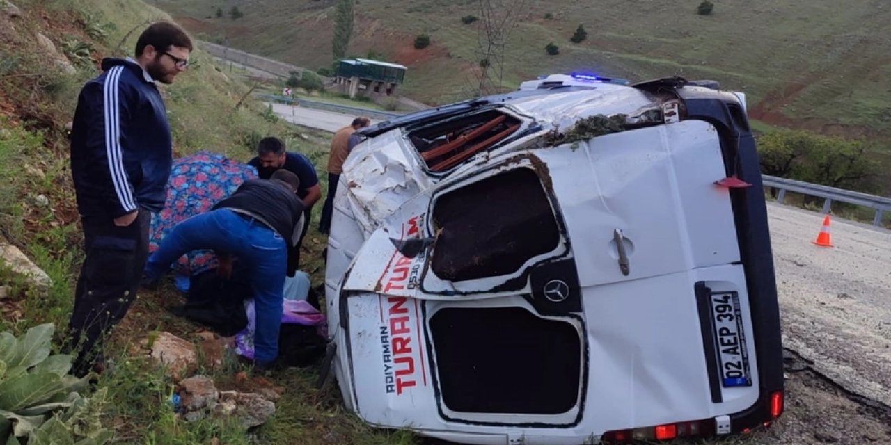 Yolcu Minibüsü Devrildi: 1'i Ağır 12 Kişi Yaralandı