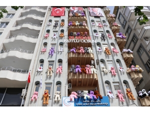 Batman’da 23 Nisan öncesi binanın balkon ve pencerelerine oyuncak ayıcık asıldı
