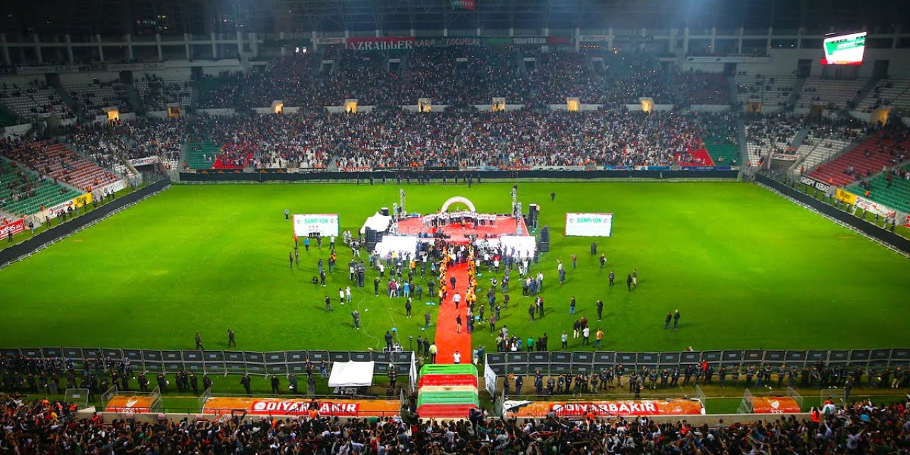 Amedspor, şampiyonluk kupasını taraftarla ile görkemli kutlama ile aldı