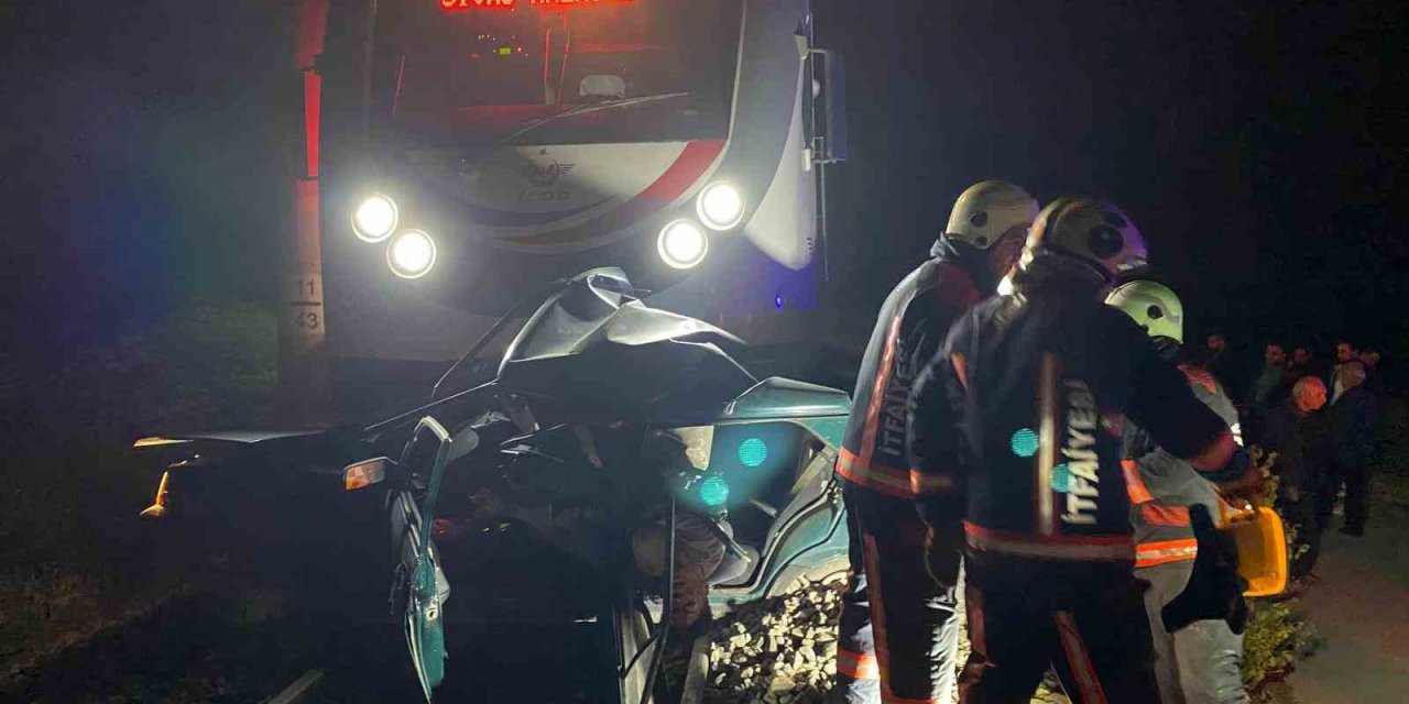 Otomobil metrelerce sürüklenerek trenin altında kaldı, 1 kişi hayatını kaybetti