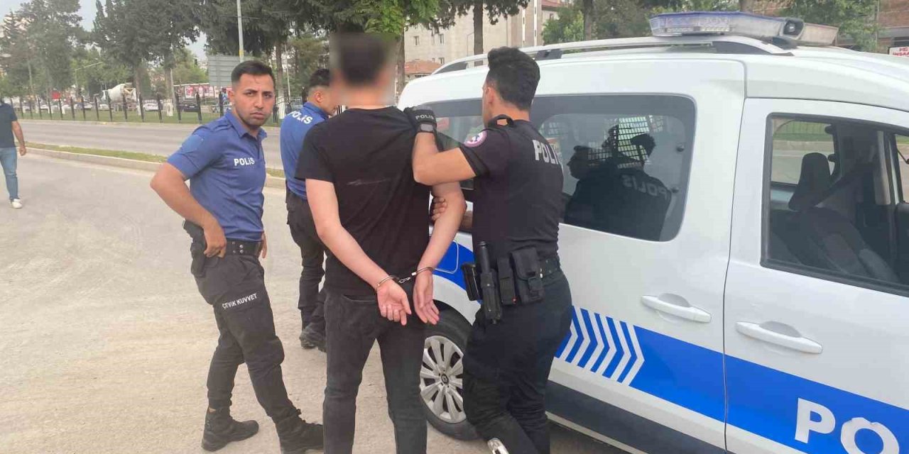 Sahte Komiser Kimliğiyle, Gerçek Polislere Yakalandı