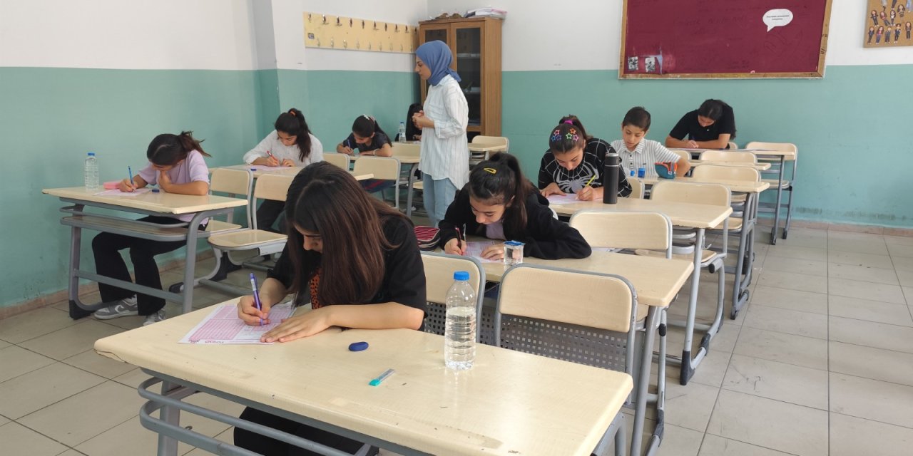 Silopi'de Kitap Kurdu Yarışması sınavında 1060 öğrenci yarıştı