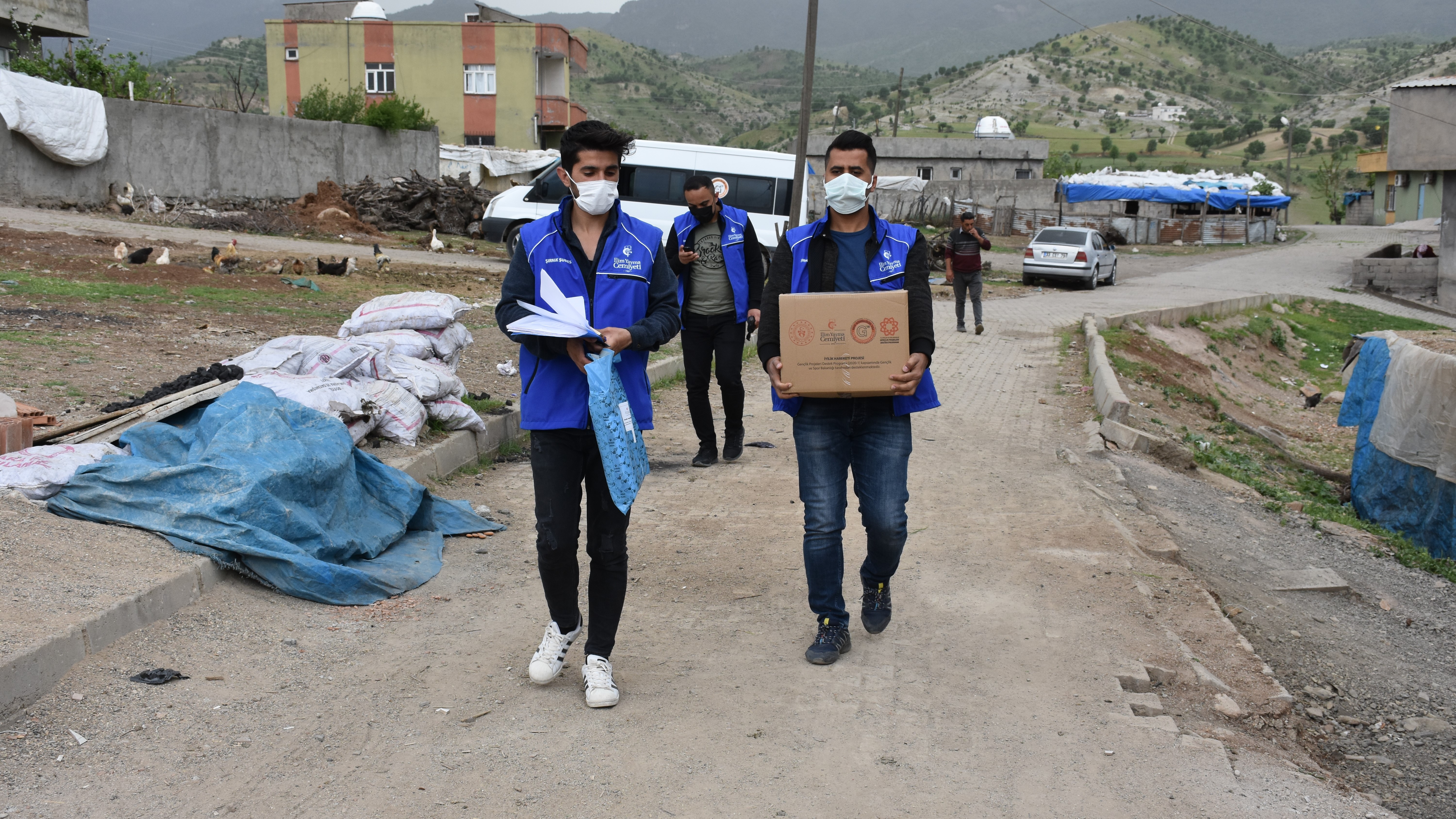 Şırnak'ta 65 yaş üstü 100 aileye yardım kolisi dağıtıldı