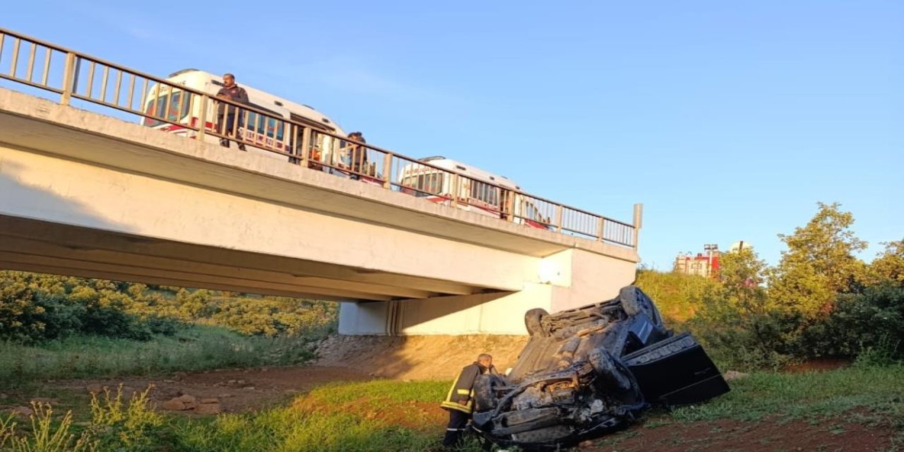 Şırnak'tan Mardin’e Giden Araç Şarampole Devrildi: 2 Kişi Yaralandı!