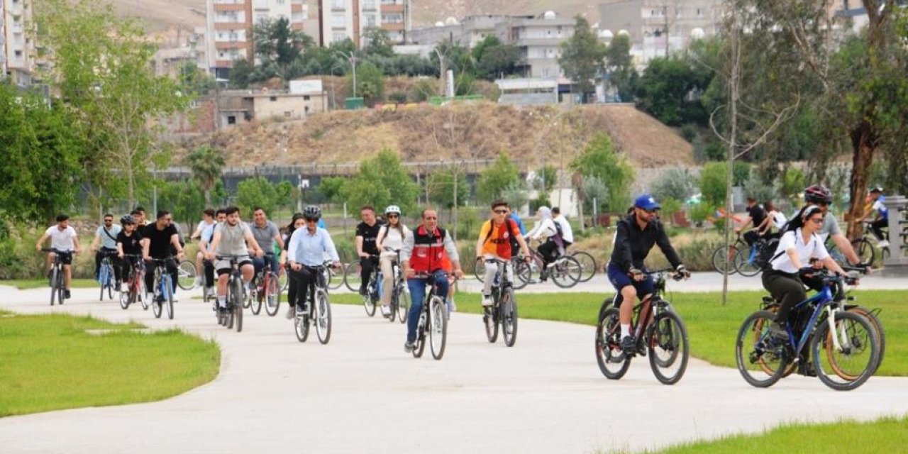 Bisiklet tutkunları Gençlik Haftasında Cizre sokaklarını turladı