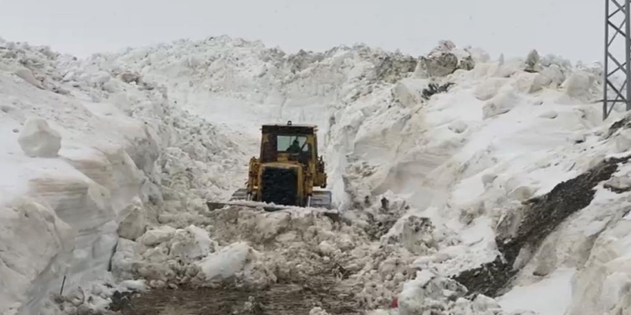 Şırnak Bunu da Gördü! Mayıs Ayında Kar Kalınlığı 10 Metreyi Geçiyor