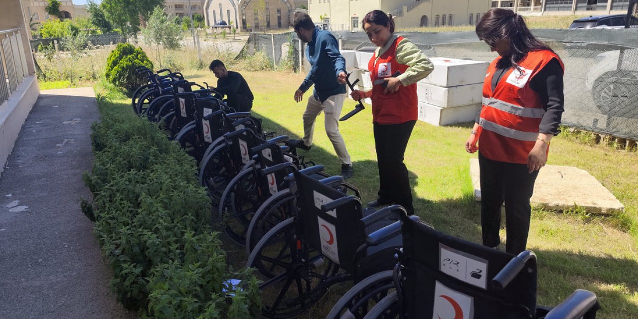 Silopi’de engelli çocuklara tekerlekli sandalye verildi