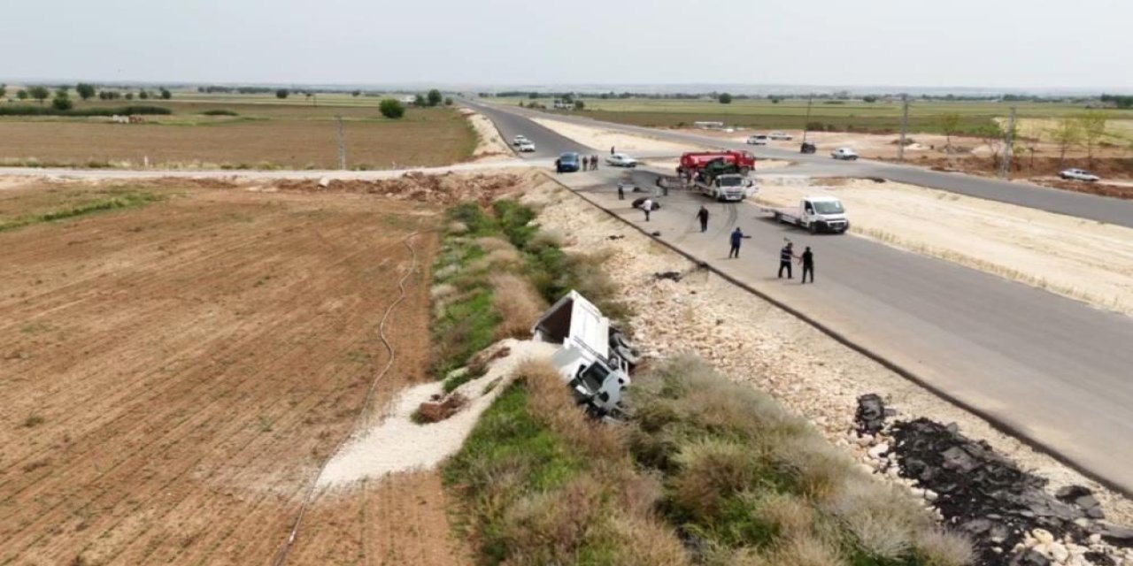 Kum kamyonu traktör ile çarpıştı: 1’i ağır 3 yaralı