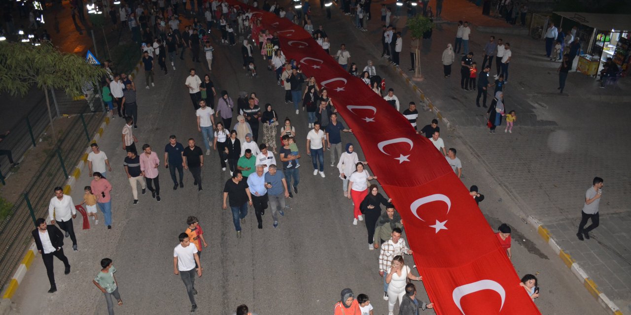 Şırnak’ta 300 Metrelik Türk Bayrağı ile Fener Alayı