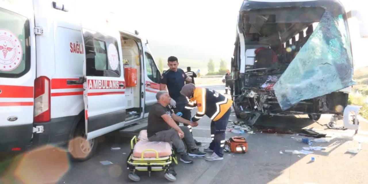 Yolcu Otobüsü ile Kamyon Çarpıştı: 3'ü Ağır 17 Kişi Yaralandı!