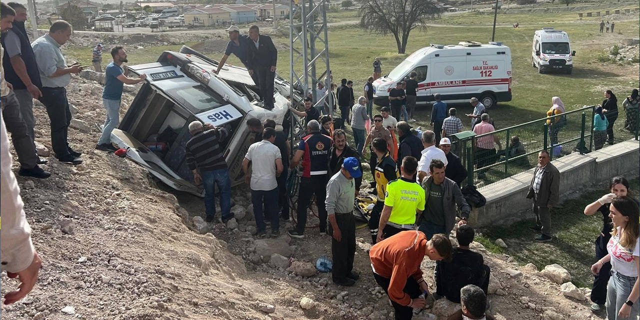 Yolcu minibüsü devrildi: 13 kişi yaralandı