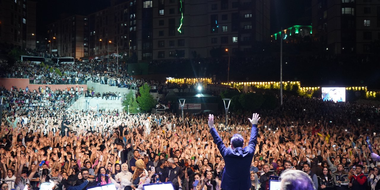 Şırnak’ta Gençlik Konseri! Ferhat Göçer’in Muhteşem Performansıyla Unutulmaz Bir Gece Yaşandı