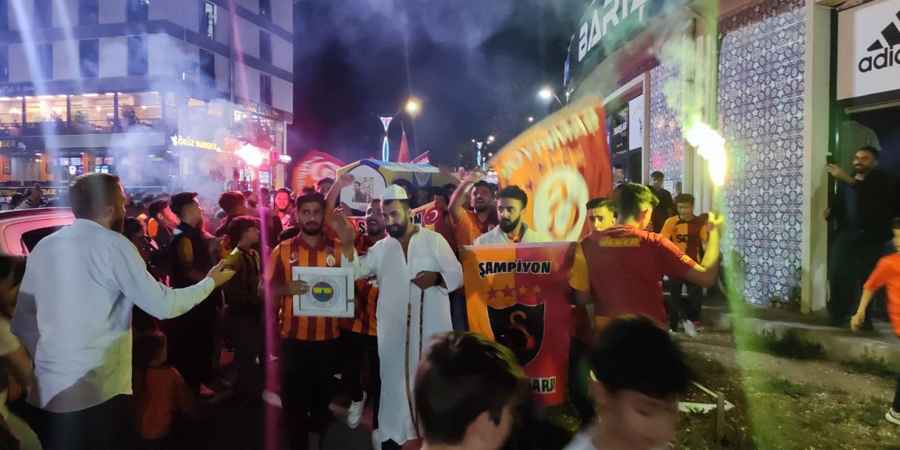 Galatasaraylı taraftarlar Şırnak’ta tabutlu şampiyonluk kutlaması yaptı