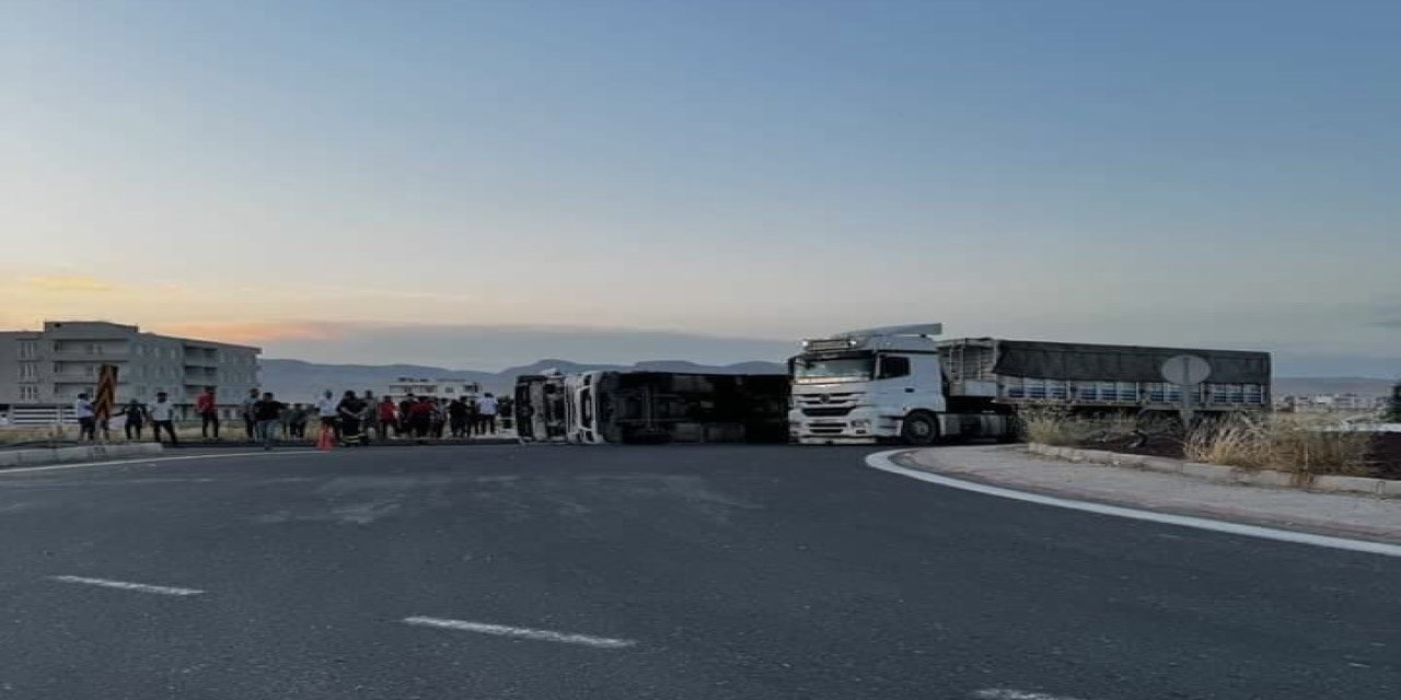 Buğday yüklü kamyon devrildi: Sürücü Yaralandı