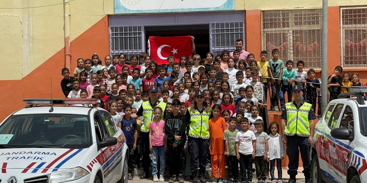 Şırnak İl Jandarma Komutanlığı’ndan Farkındalık! İlkokul Öğrencilerine Trafik Eğitimi