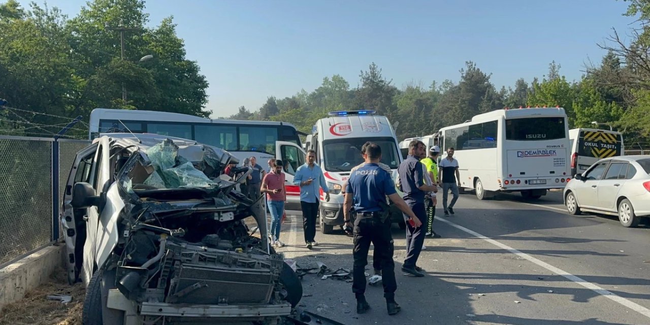 İşçi midibüsü ile minibüs çarpıştı: 2 ölü 9 yaralı