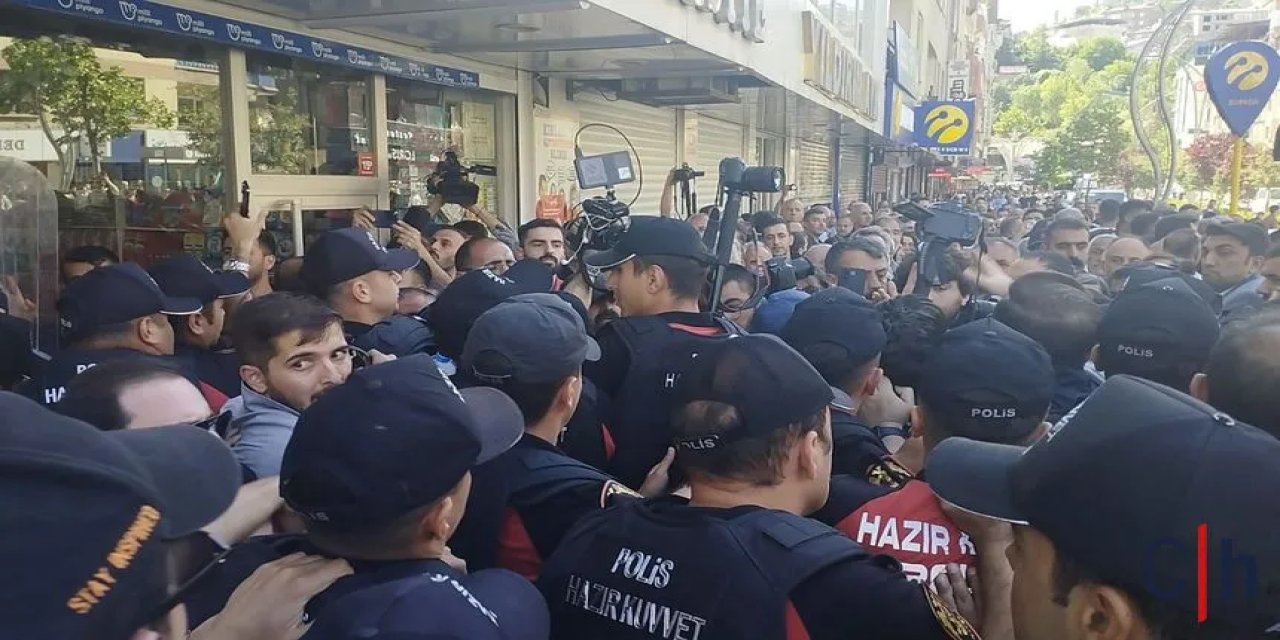 Hakkari’de Kayyum Protestosunda Olaylar Çıktı: Polis Amiri Başından Yaralandı