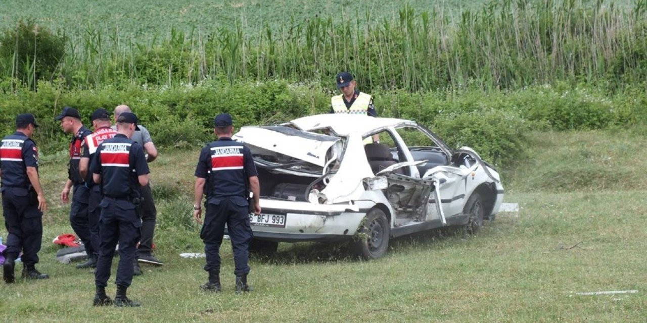 Şarampole devrilen otomobildeki 3 kişi hayatını kaybetti, 3 yaralı