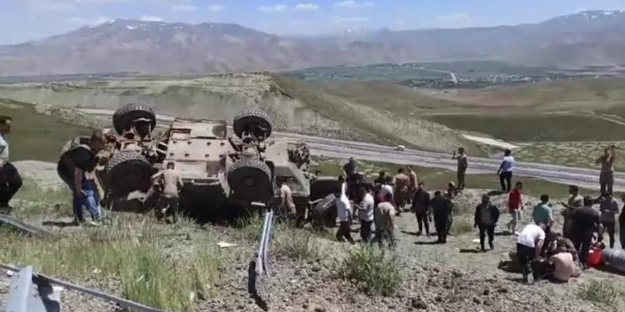 Hakkari-Van karayolunda askeri araç devrildi: 3 asker yaralandı