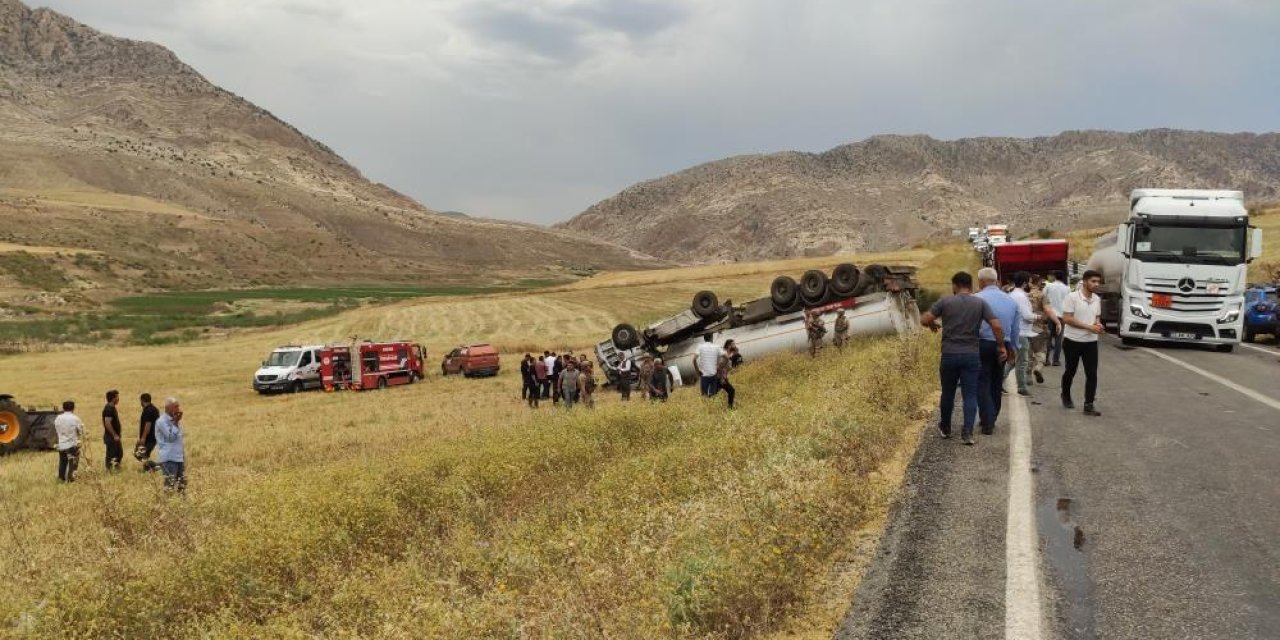 Şırnak-Cizre karayolunda petrol yüklü tanker devrilmesi sonucu 2 kişi yaralandı