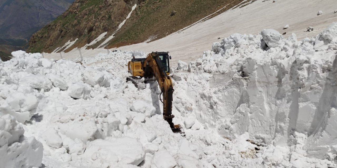 Ekiplerin Zorlu Mesaisi: Yazın Ortasında 6 Metreyi Aşan Karla Mücadele Devam Ediyor