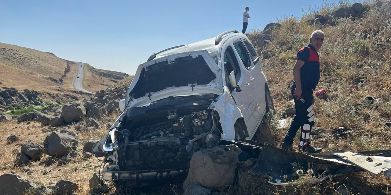 Şırnak’ta Hafif ticari araç şarampole yuvarlandı! 5 Yaralı