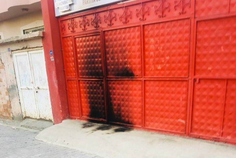 HDP ilçe binasının kapısını yakmaya çalıştı, gözaltına alındı