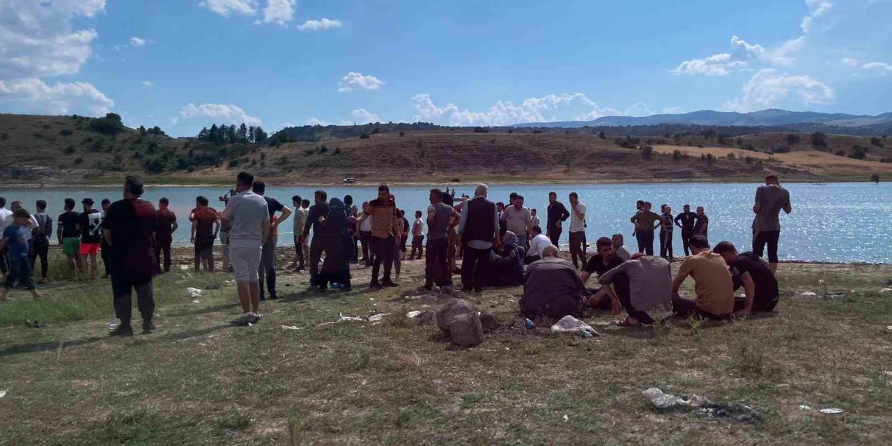 Serinlemek için baraja giren 2 kardeş ve 1 kuzen boğularak can verdi