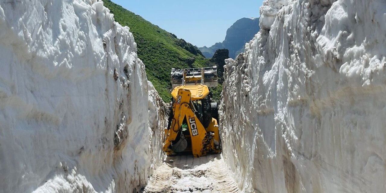 Şırnak'ta yaylalarda kar temizleme çalışmaları sürüyor