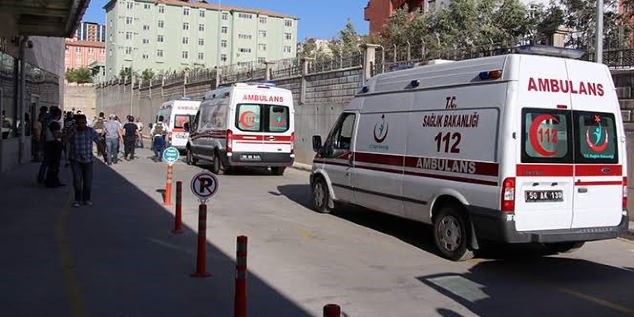 Siirt'te iki grubun hastane önünde bıçaklı kavgasında 5 kişi yaralandı
