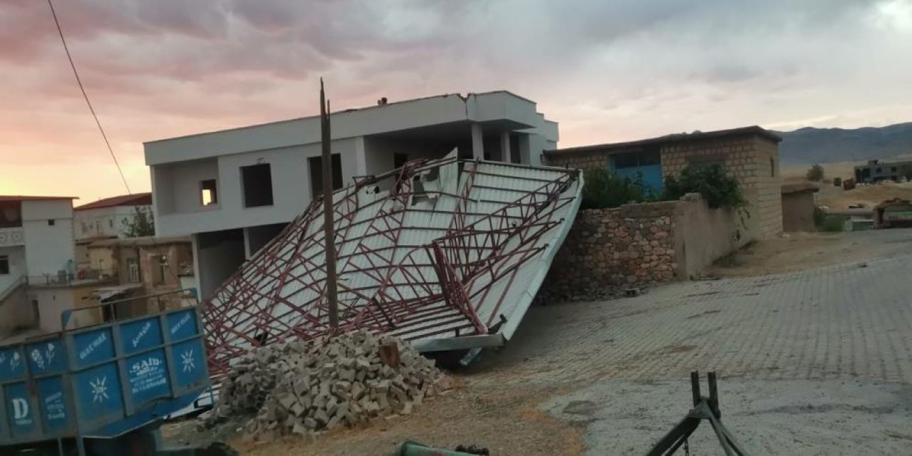 Diyarbakır’da şiddetli fırtına caminin çatısını uçurdu