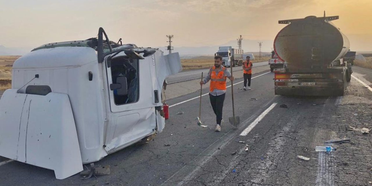 Cizre'de tanker ile tır kazası: 1 kişi yaralandı