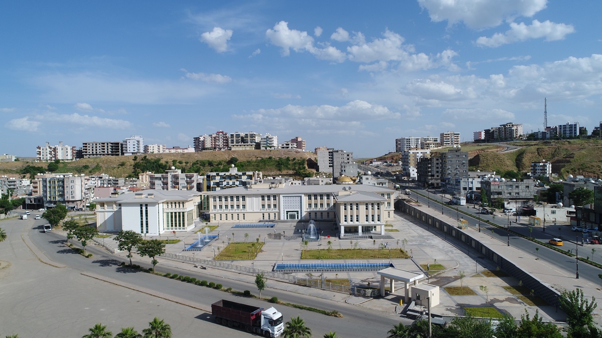 Cizre Belediyesi’nin yeni hizmet binası ve meydanı tamamlandı