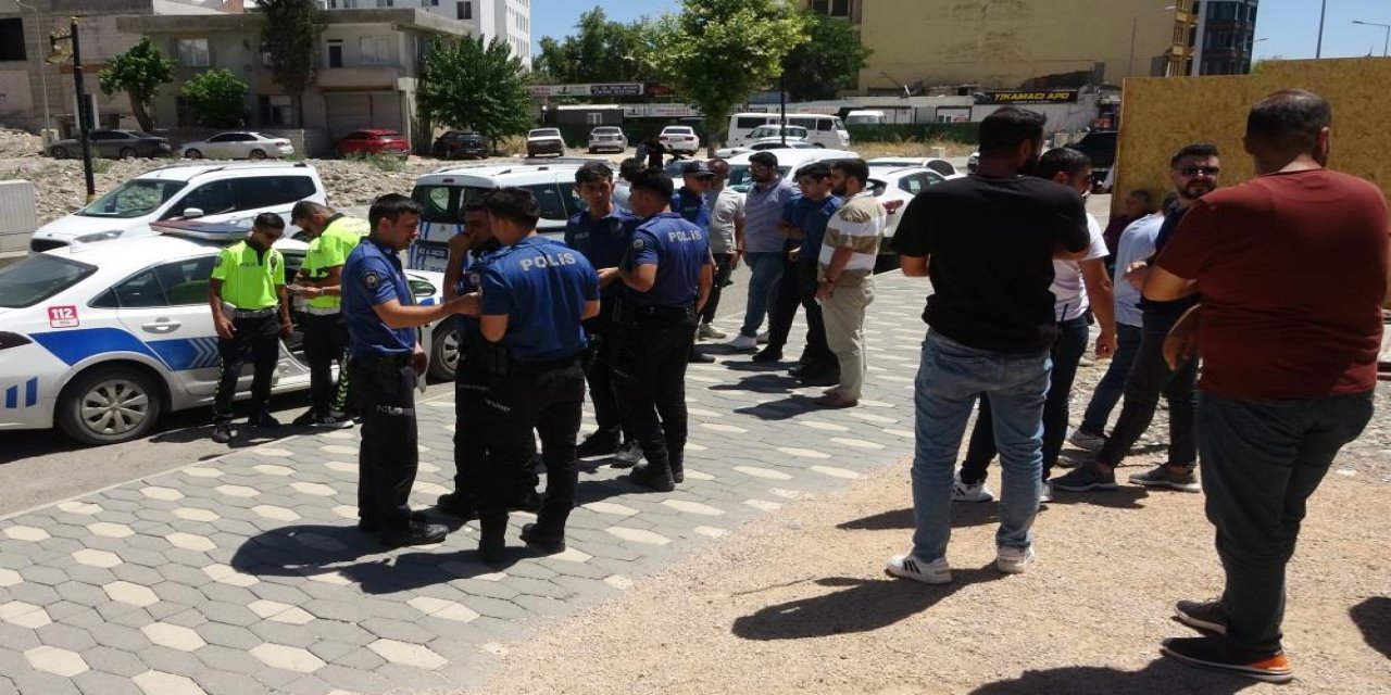 Yol verme kavgasını ayırmaya çalışan polis yaralandı