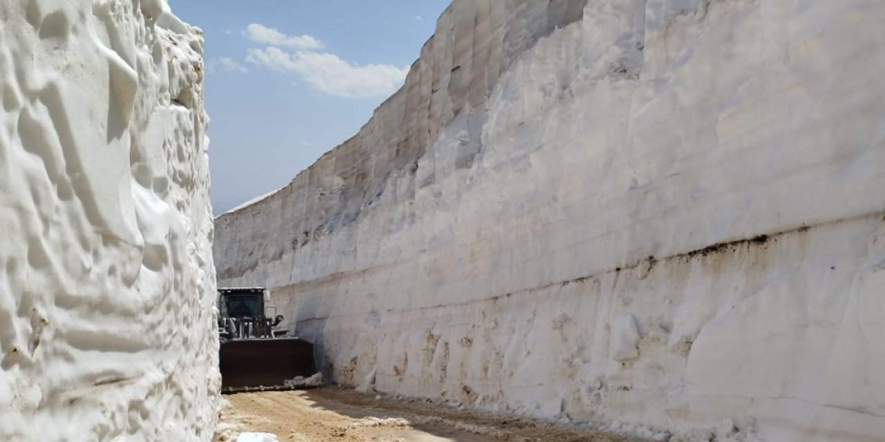 Hakkari'de yazın ortasında 8 metrelik kar tünelleri açılıyor