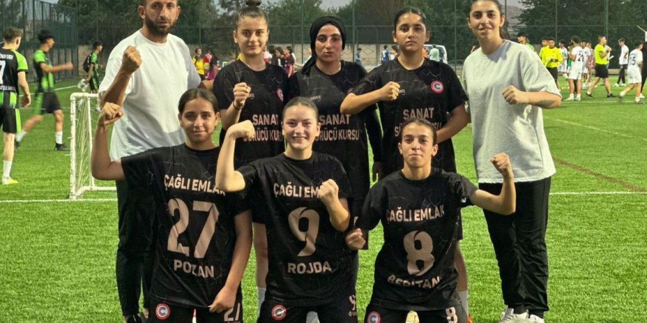 Cizreli kızlar, sokak futbolunda bölge şampiyonu oldu, sırada Türkiye şampiyonası var