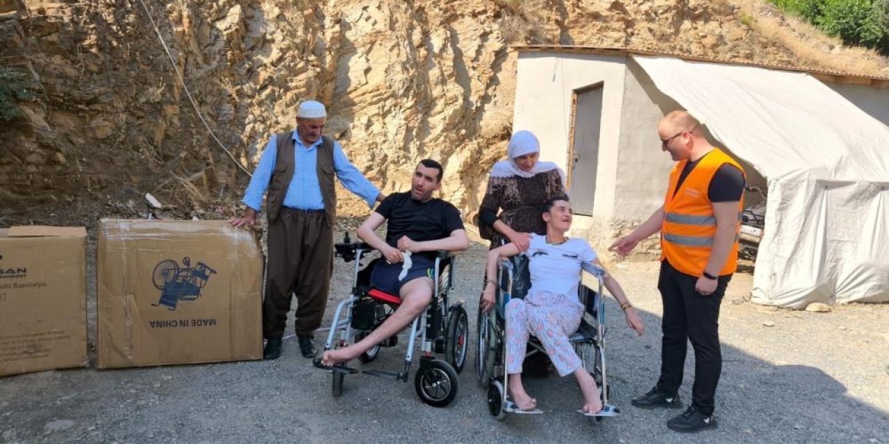 Hakkari'den Şırnak'a Yardım Eli: Engelli Kardeşlere Akülü Araç Hediye Edildi!