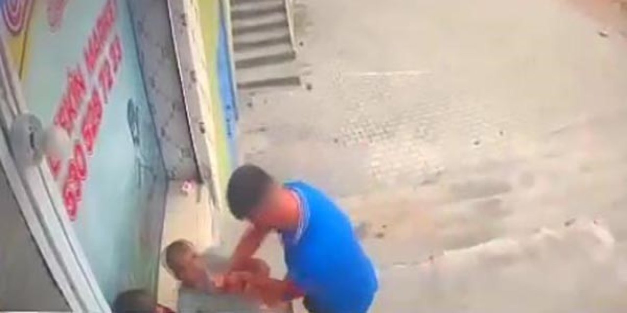 Diyarbakır'da sokak ortasında eşini darp eden şahsı dövdüler! O anlar kamerada