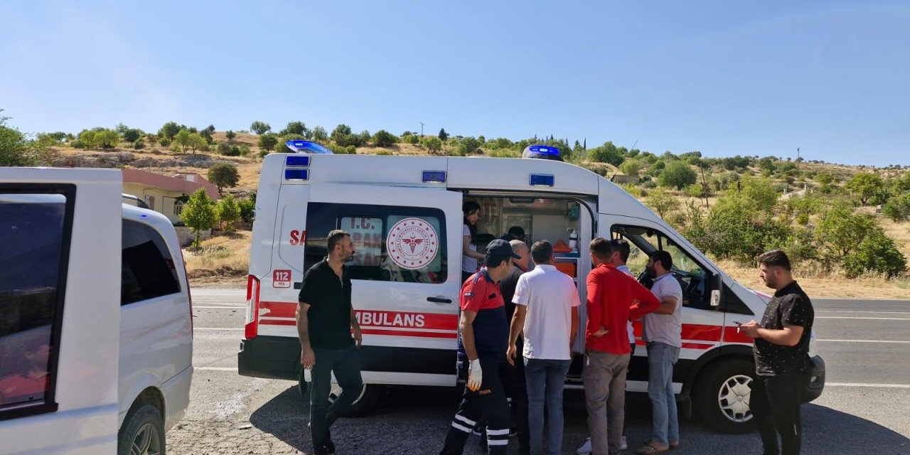 Mardin’de kamyonet ile hafif ticari araç çarpıştı: 2 yaralı