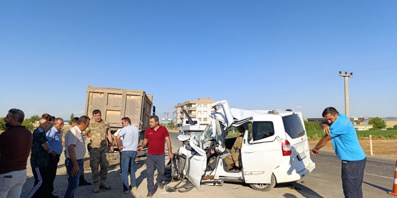 Diyarbakır'da hafriyat kamyonu ile bir araç çarpıştı:1 ölü, 1 yaralı