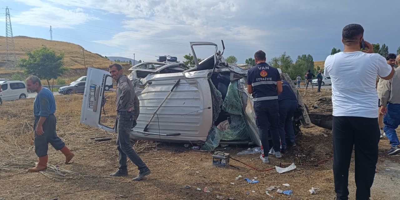 Van’da 2 kamyonetin kazasında 4'ü ağır 6 kişi yaralandı