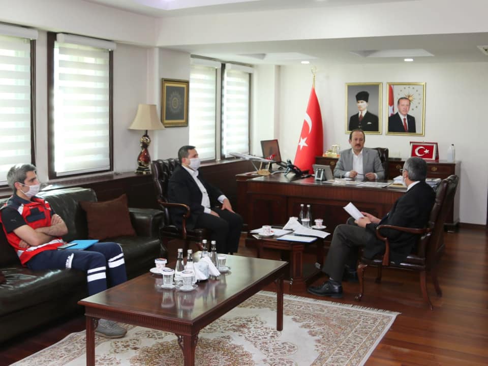 VALİ PEHLİVAN KAYMAKAMLARLA VİDEO KONFERANS YOLUYLA TOPLANTI GERÇEKLEŞTİRDİ