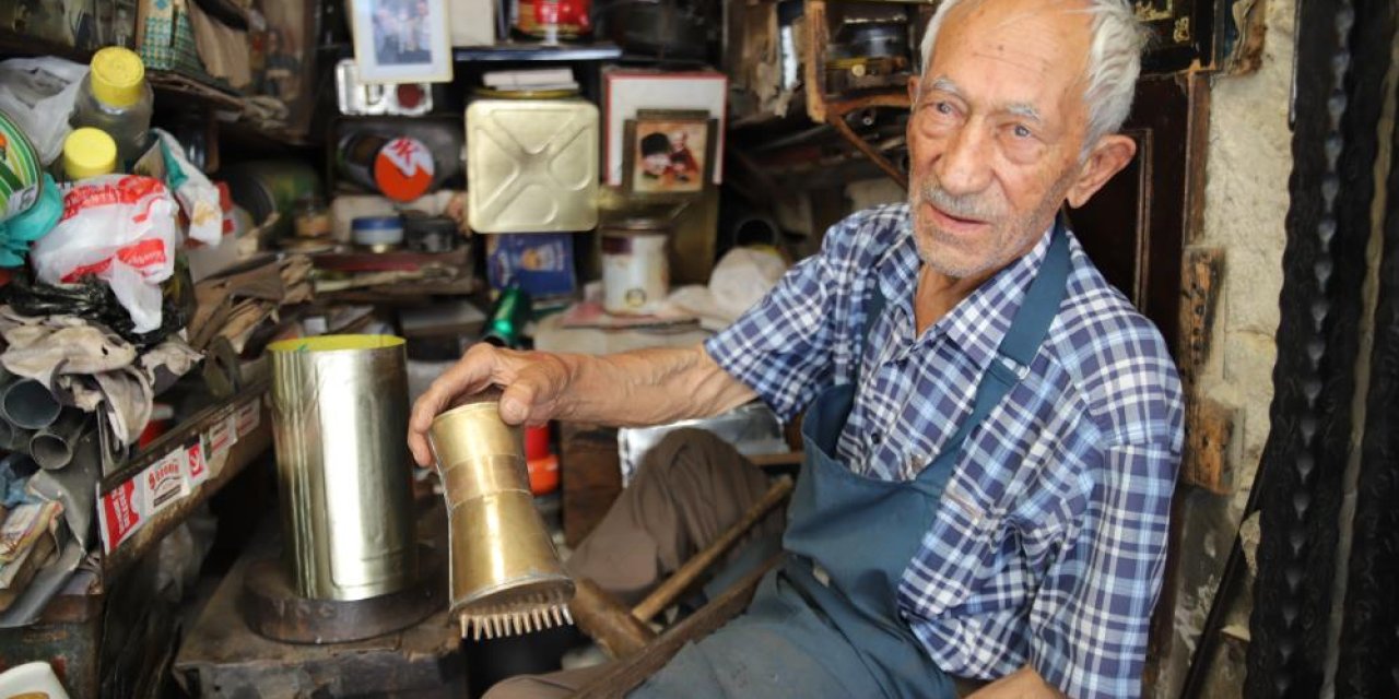 84 yaşındaki usta 65 yıldır tenekecilik yapıyor