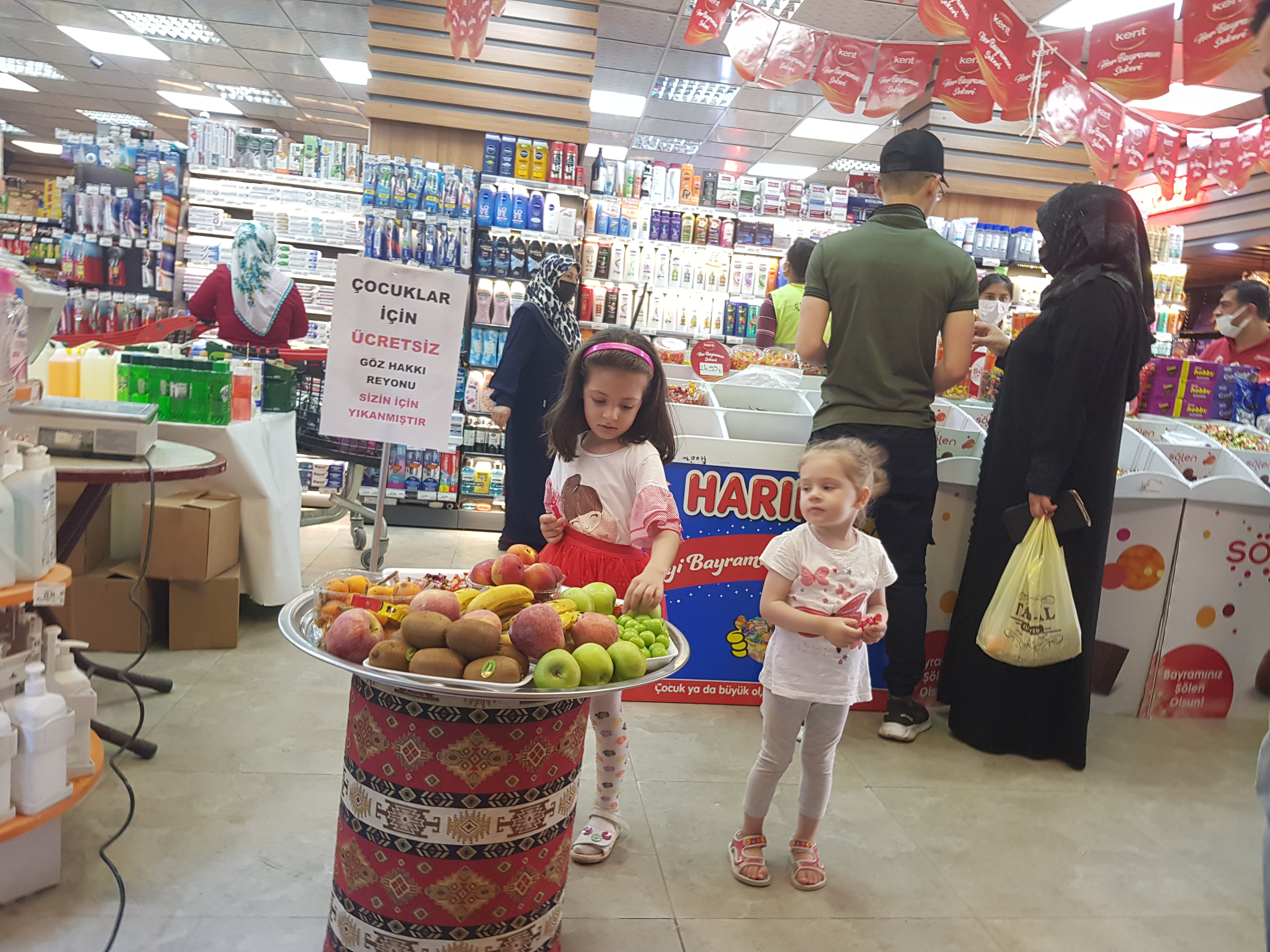 Gaziantep’te bir market çocuklar için "göz hakkı reyonu" hazırladı