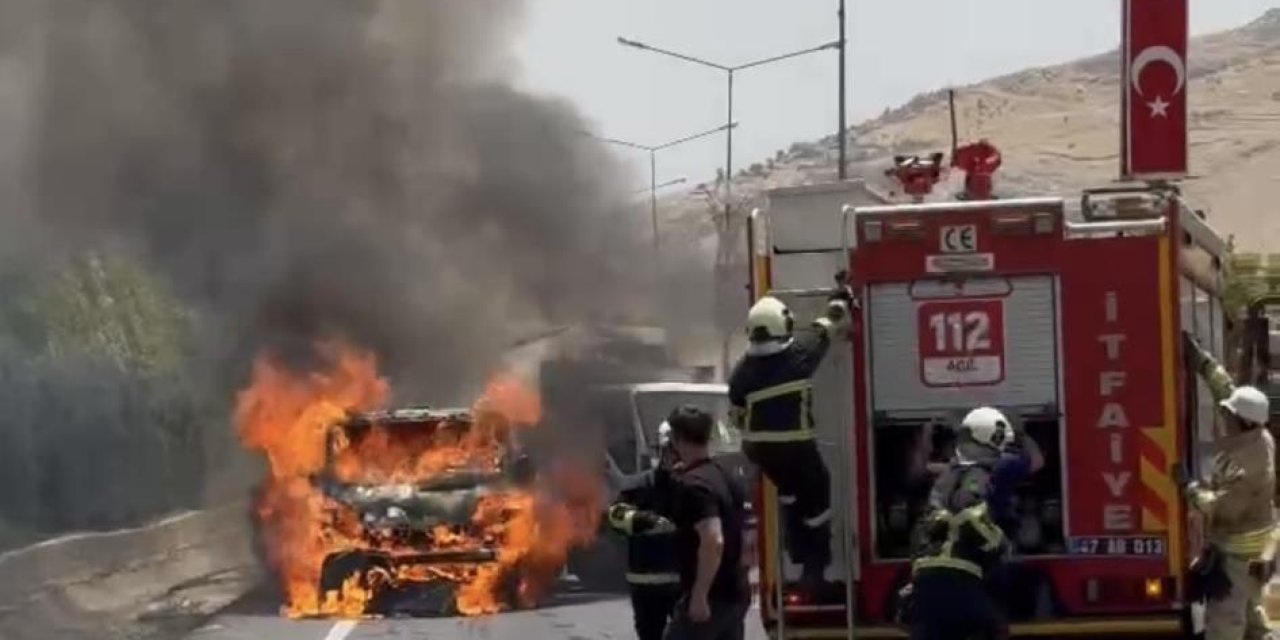 Mardin'de seyir halindeki ticari araç alevlere teslim oldu