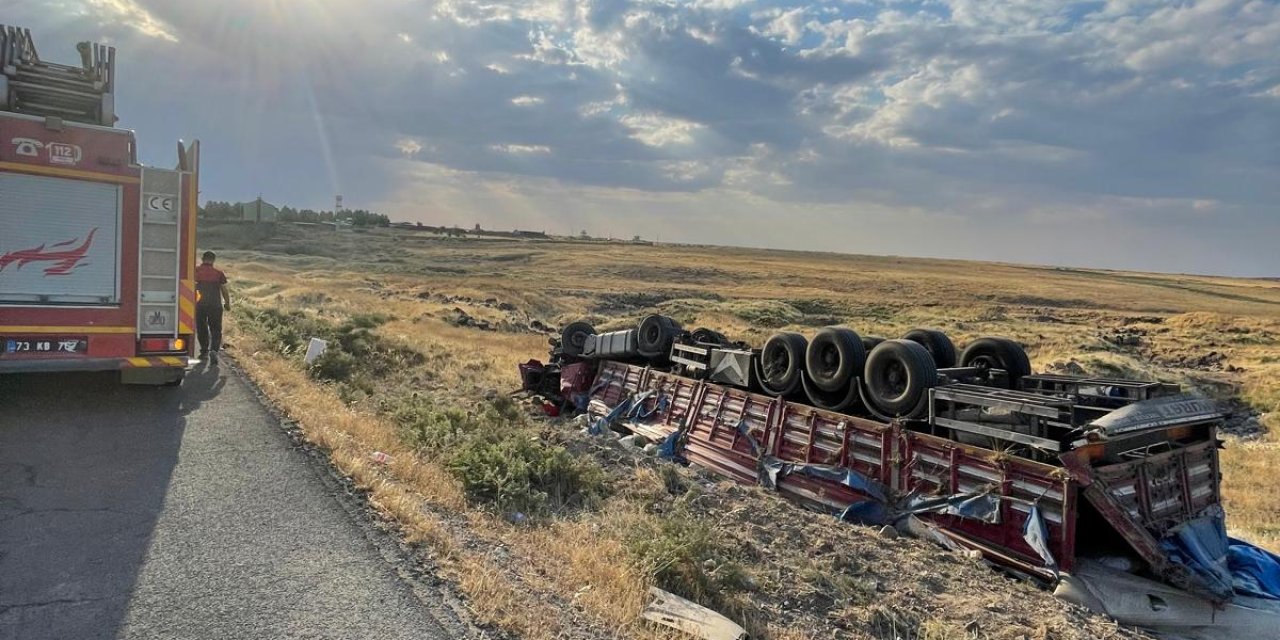 Şırnak’ta Tır Devrildi! 1 Yaralı