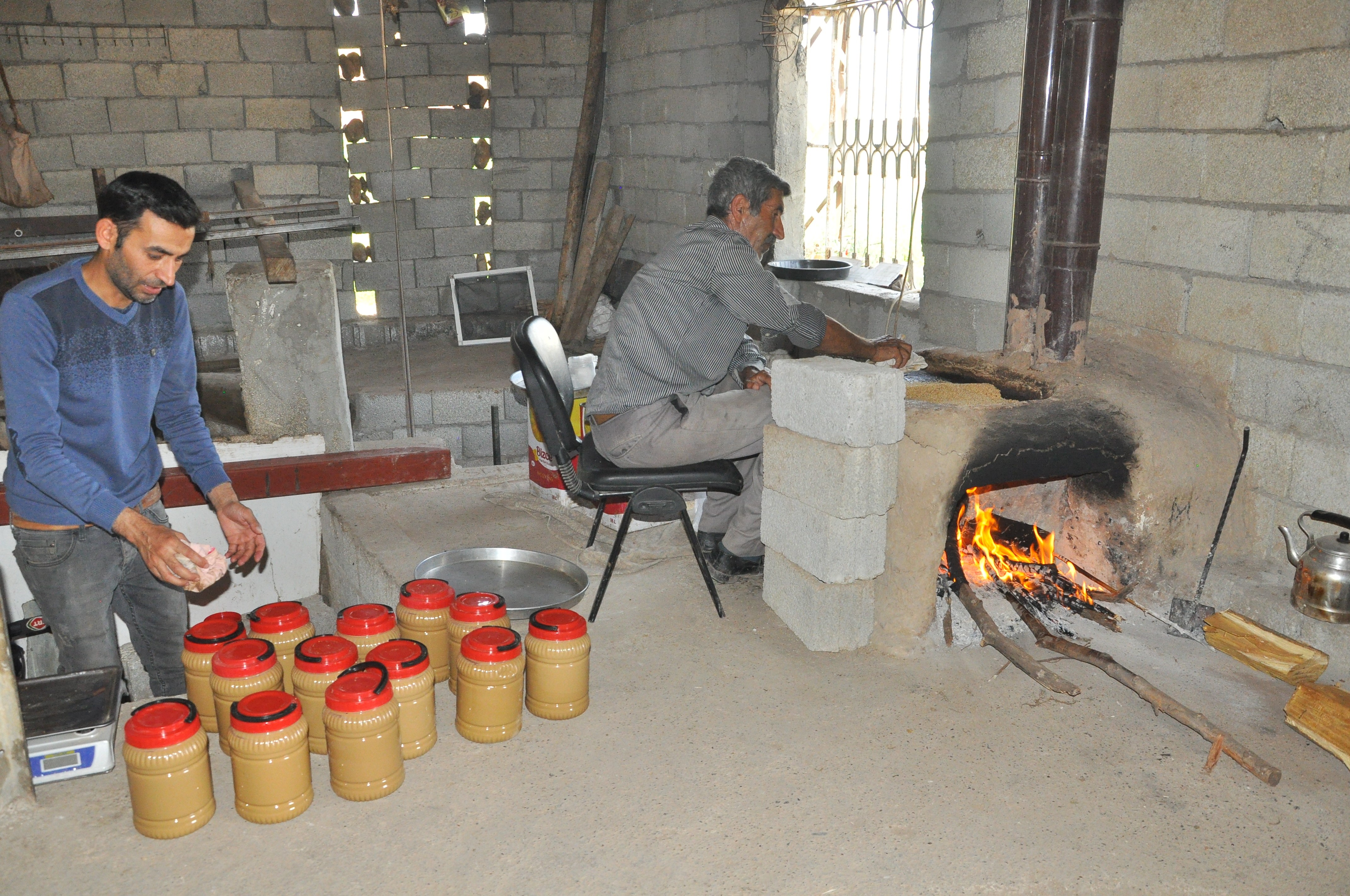 DEĞİRMENDE SUSAMI ÖĞÜTÜP TAHİN ÜRETİYOR, ALAN BİR DAHA ALIYOR