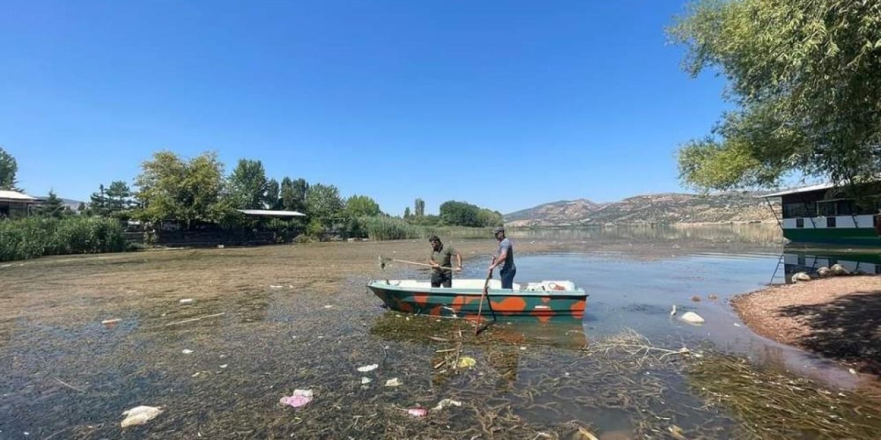 Doğa koruma ekipleri çöpleri temizliyor