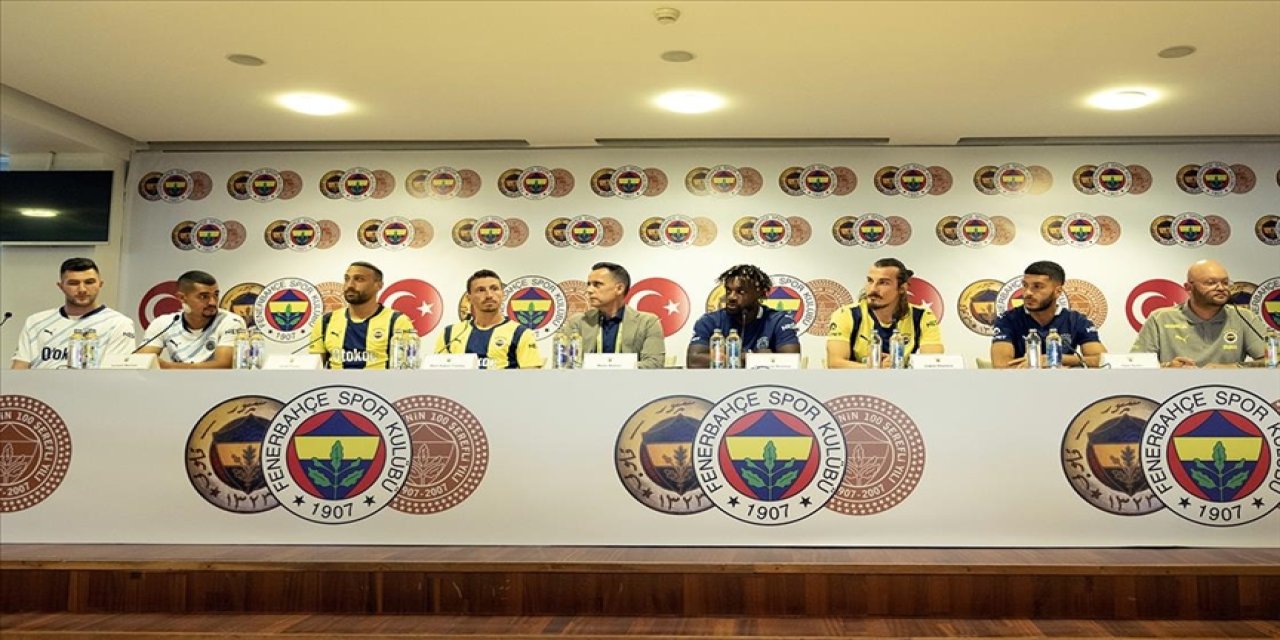 Fenerbahçe kadrosuna kattığı yeni futbolcular için tören düzenledi